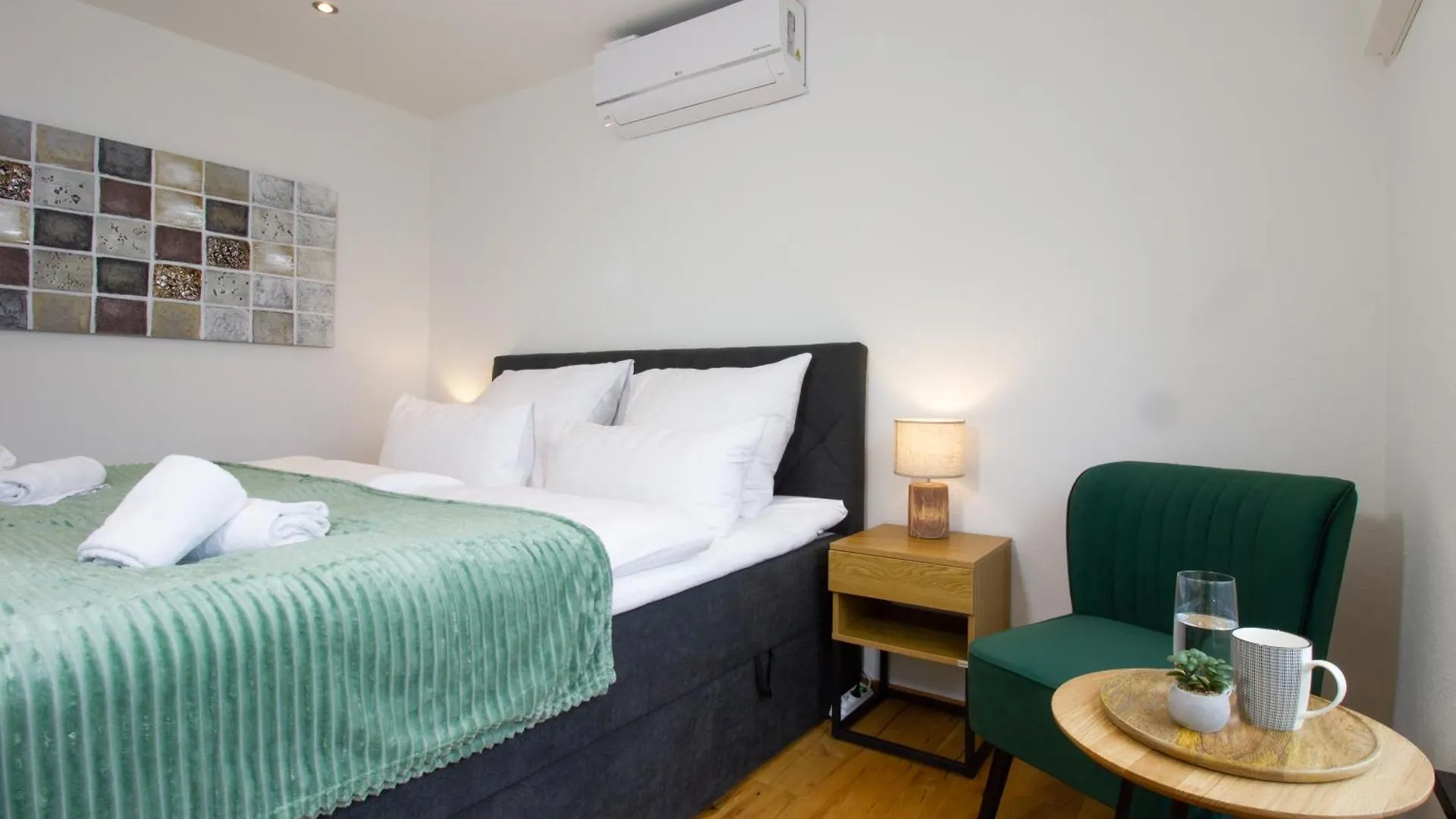 Neu! Bessa Homes Deluxe Apartment 6 Personen Klima Garten King Size Betten Freilassing 0*,
